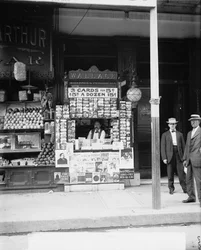 Menor notícia und cartão postal stand em Nova Orleans, La., 103 Royal Street, c.1900-15